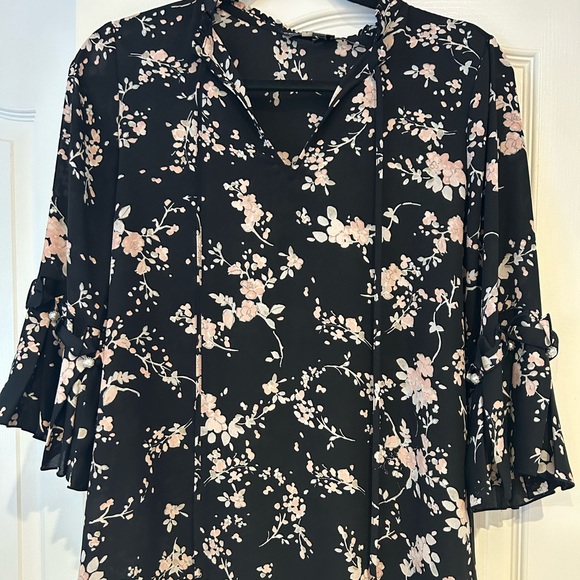 Women’s blouse with pearl detail on sleeves - Picture 6 of 6